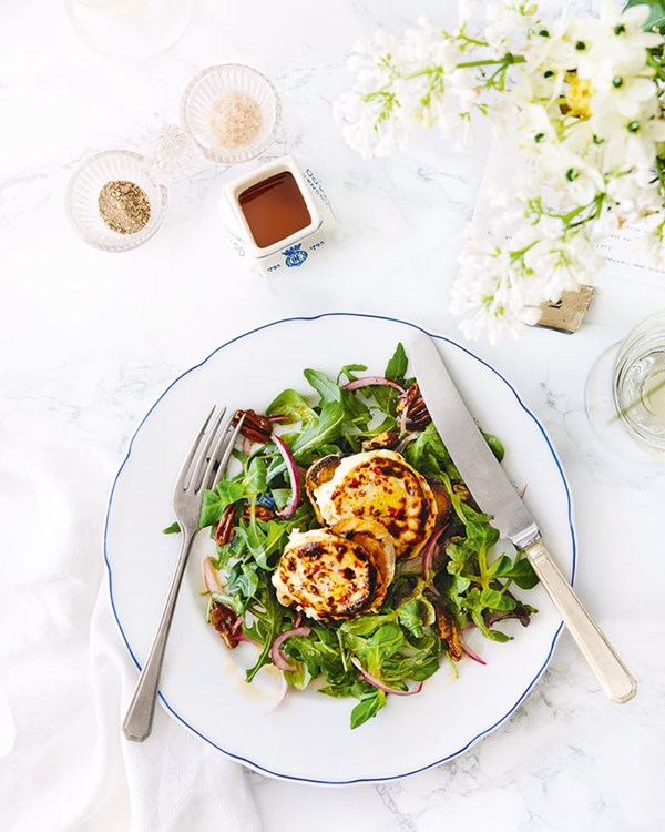 Grilled goat's cheese salad with warm honey dressing