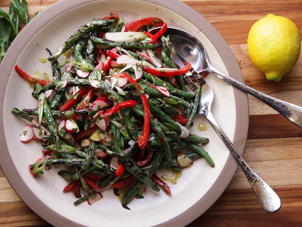 Grilled green bean salad with red peppers and radishes 