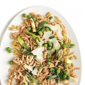Grilled green onions with orzo and sweet peas