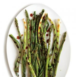 Grilled green onions with spicy asparagus and hoisin