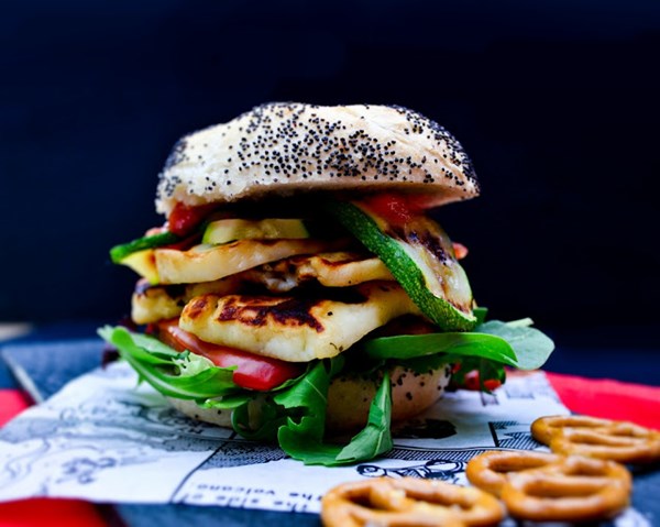 Grilled halloumi & red pepper burgers