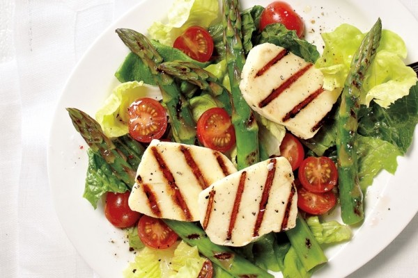 Grilled halloumi and asparagus salad