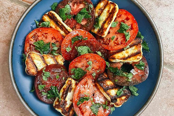Grilled halloumi salad