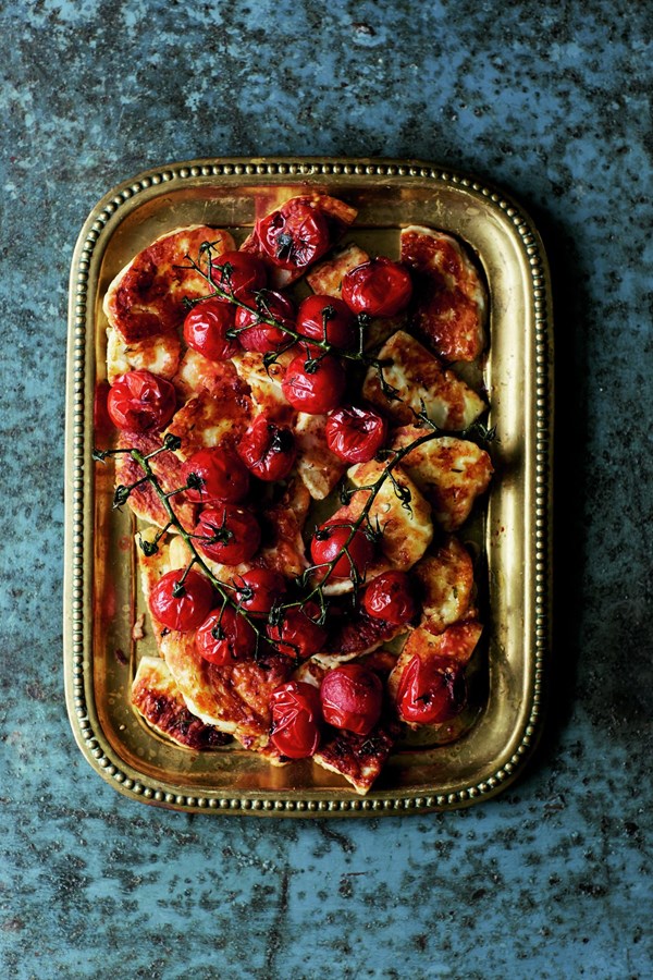 Grilled halloumi with roasted vine tomatoes (Halloumi meshwy bil banadoura)
