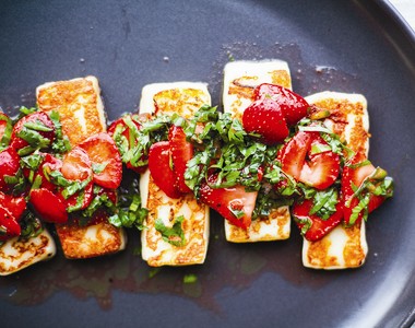 Grilled halloumi with strawberries and herbs