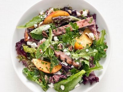 Grilled ham salad with peaches and goat cheese