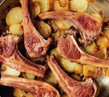 Grilled lamb cutlets with potatoes (Chuletitas de cordero a la parilla con patatas)