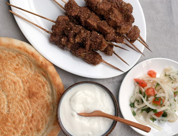 Grilled lamb kebabs with yogurt