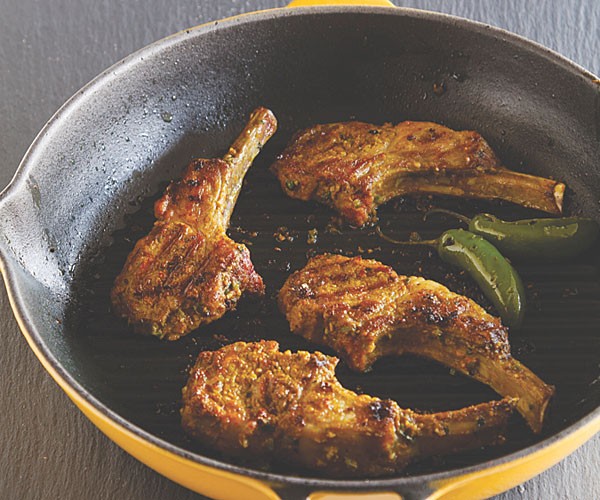 Grilled lamb rib chops with curry marinade