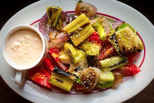 Grilled leeks, red onions with tomatoes and Thousand Island dipping sauce