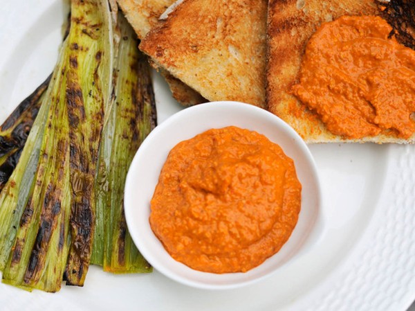 Grilled leeks with romesco sauce