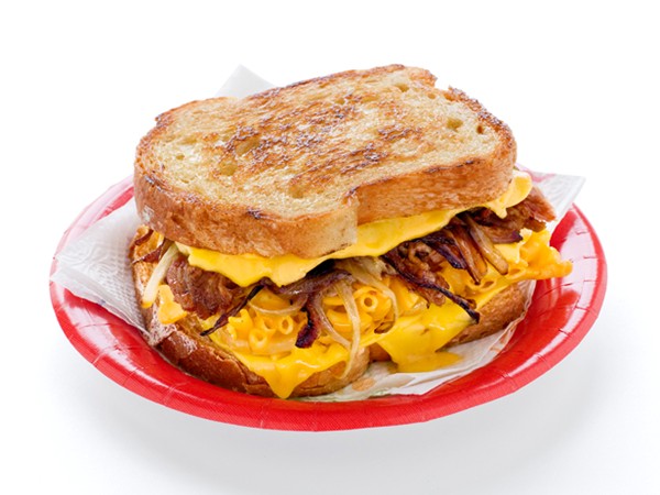 Grilled mac and cheese with pulled pork