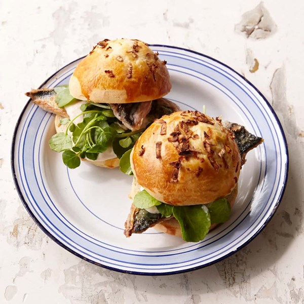 Grilled mackerel buns with horseradish cream