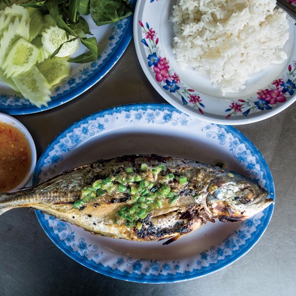 Grilled mackerel with garlic dipping sauce