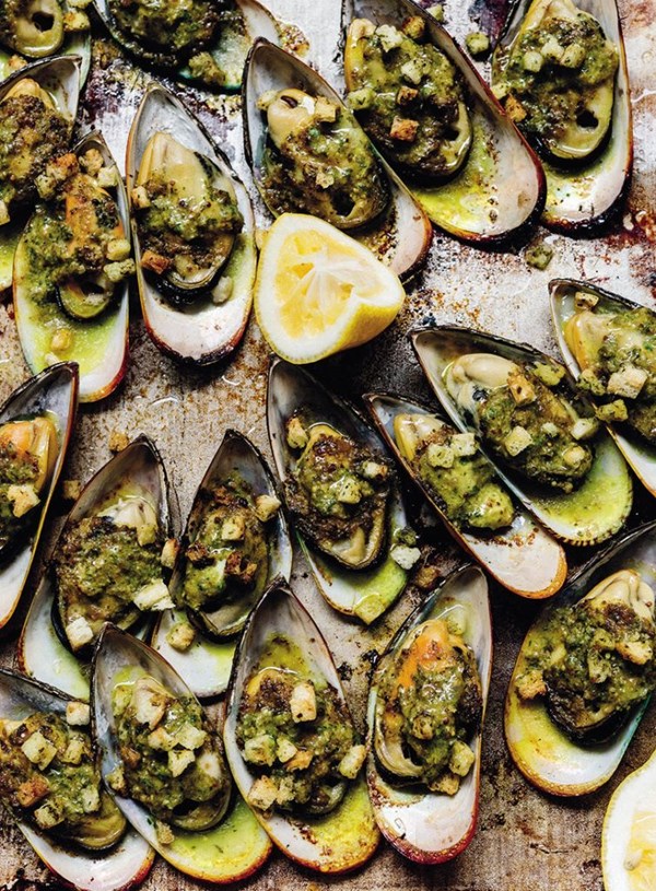 Grilled mussels with Café de Paris butter