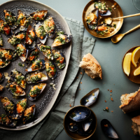 Grilled mussels with garlic butter