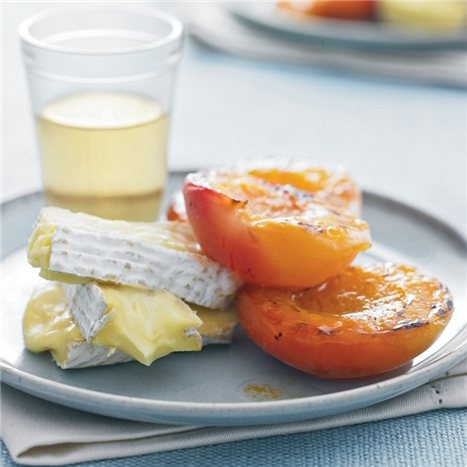 Grilled nectarines with soft cheese