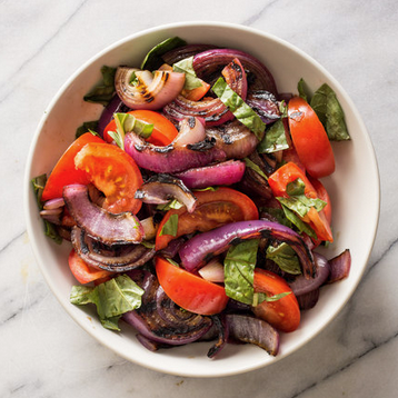 Grilled onion and tomato salad