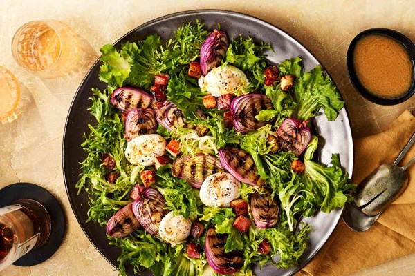 Grilled onion Lyonnaise