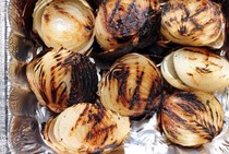 Grilled onions with balsamic vinegar