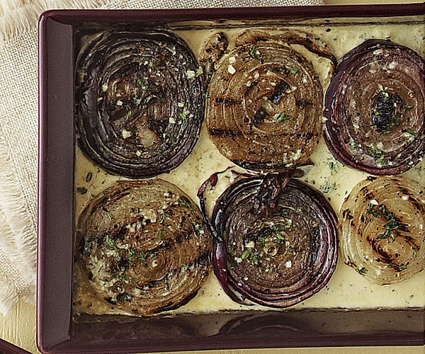 Grilled onions with thyme and cream