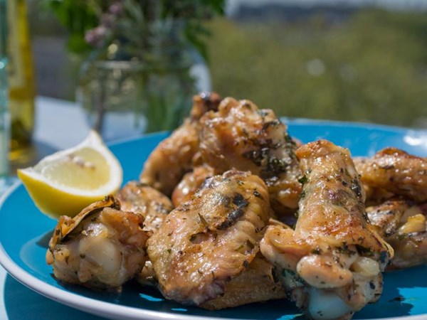 Grilled or broiled chicken parts with Provençal flavors 