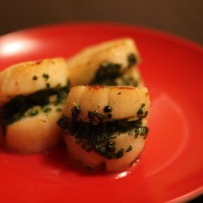 Grilled or broiled scallops with basil stuffing