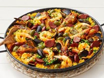 Grilled paella with chicken, chorizo, shrimp and mussels 