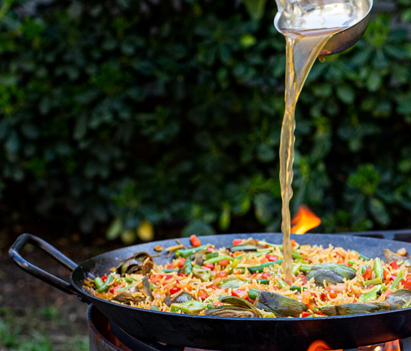 Grilled pasta with vegetables (Fideuà de verduras)