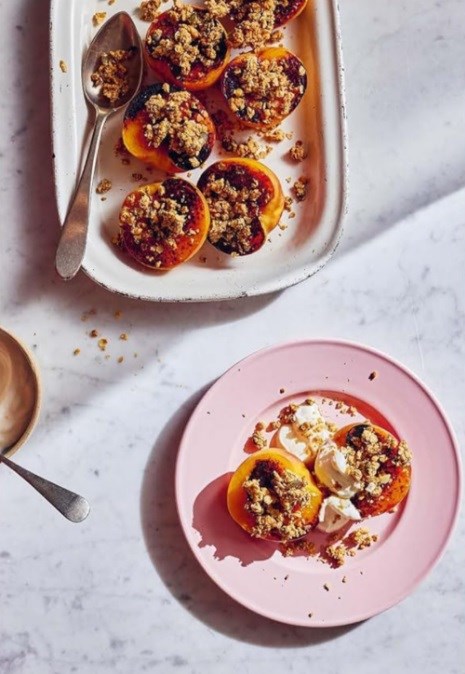 Grilled peaches with a nutty crumble