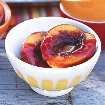Grilled peaches with fresh raspberry sauce