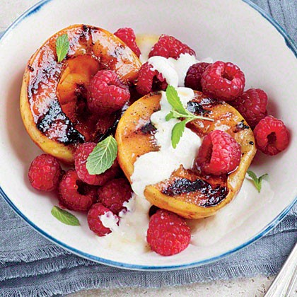 Grilled peaches with honey cream