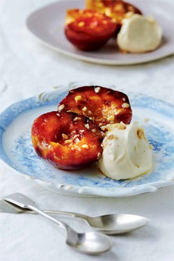 Grilled peaches with mascarpone cream