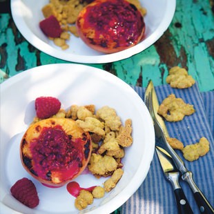 Grilled peaches with raspberries and pistachio cookies (Pesche, lamponi e crumble al pistacchio)