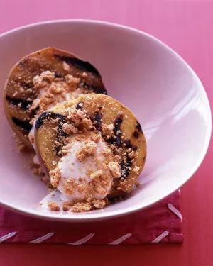Grilled peaches with sweetened sour cream