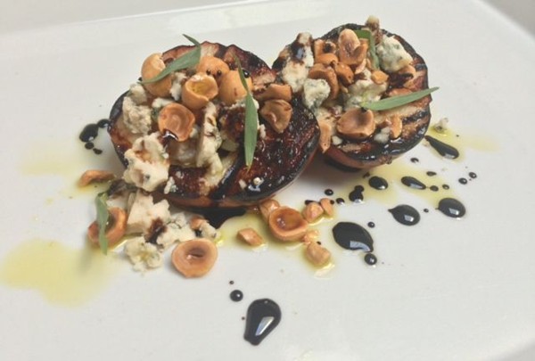 Grilled pears with blue cheese and toasted hazelnuts