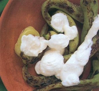 Grilled peppers with yogurt (Kizarmis biber)