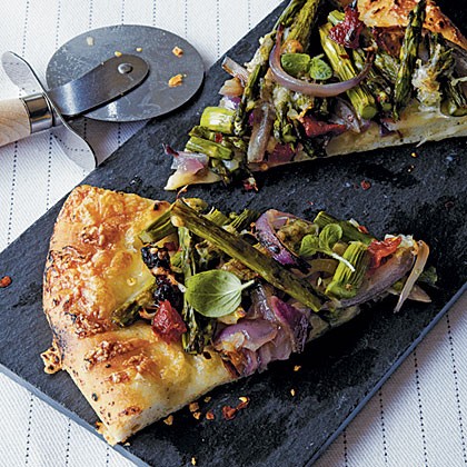 Grilled pizza with asparagus and caramelized onions