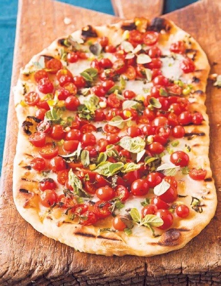 Grilled pizza with cherry tomatoes and Gorgonzola
