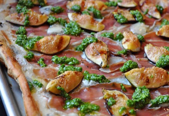 Grilled pizza with figs, prosciutto, Gorgonzola and arugula pesto