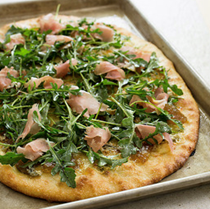 Grilled pizza with prosciutto, figs, and arugula