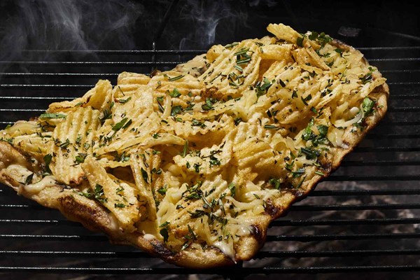 Grilled pizza with rosemary potato chips