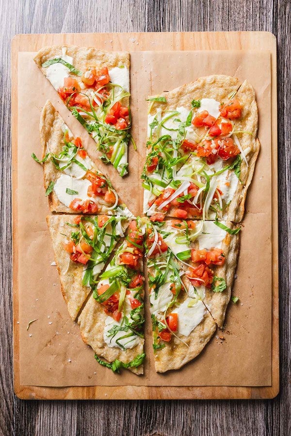 Grilled pizza with summer tomato sauce