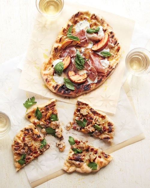 Grilled pizzas with clams and bacon