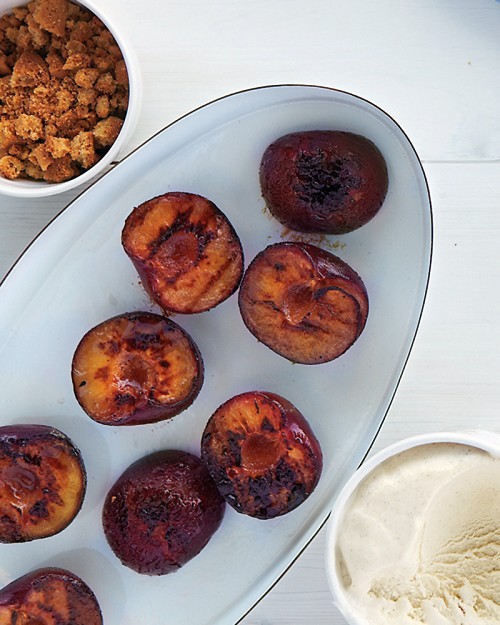 Grilled plums with cookies and ice cream