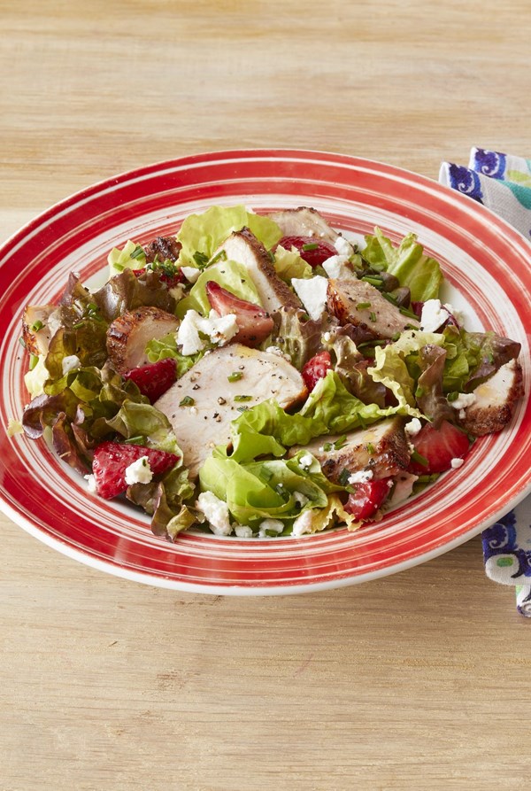 Grilled pork salad with strawberries