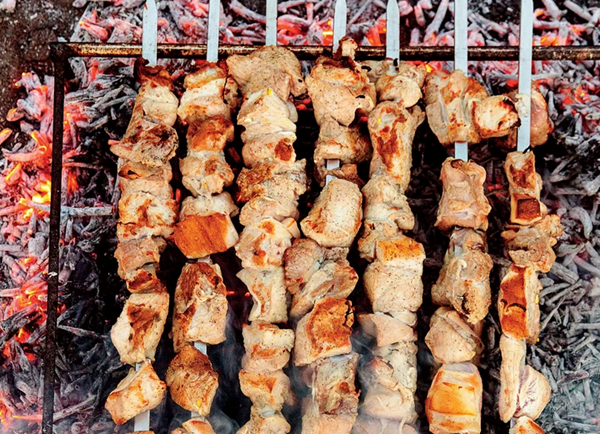 Grilled pork skewers with pomegranate and onions (Mtsvadi)