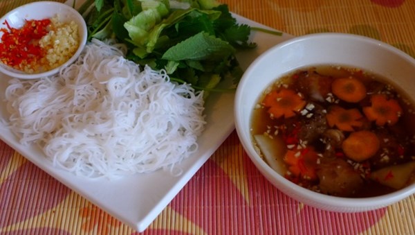 Grilled pork with vermicelli noodles and fresh greens (Bún chả)