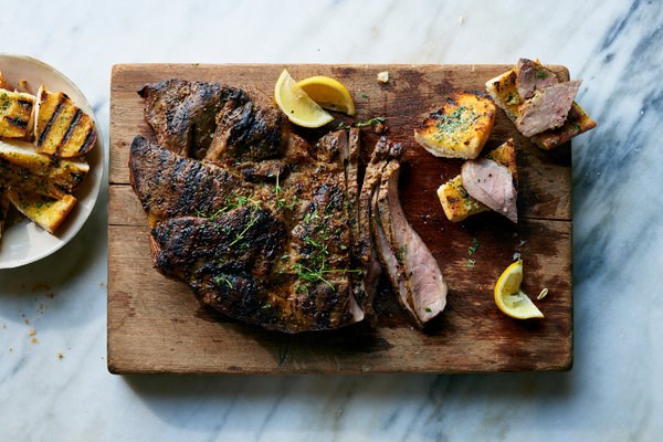 Grilled pork with whole spices and garlic bread