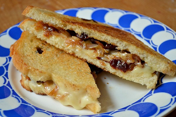 Grilled raclette with caramelized onions and dried cherries